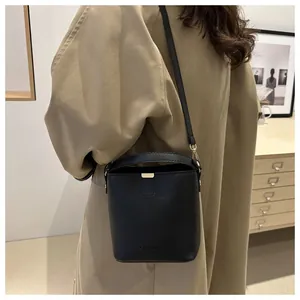 Détail d'un sac seau noir avec bandoulière réglable et gaufrage FASHION élégant