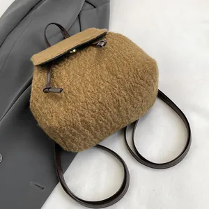 Sac à dos chic en polaire marron avec lanières en cuir et cordon pour un style automne
