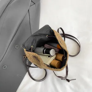 Sac seau en laine marron montrant l'intérieur spacieux avec cosmétiques et cordon