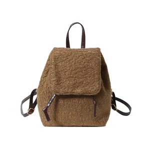 Sac à dos en peluche marron effet laine avec sangles en cuir et fermeture à cordon mode