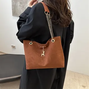 Sac fourre-tout vintage marron en faux daim avec charm cerf doré et bandoulière chaîne