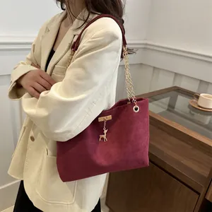 Sac à épaule bordeaux en suédine avec breloque cerf dorée et bandoulière en chaîne
