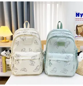 Vista detallada de mochilas de nailon impermeables con estampado de mariposas y panda