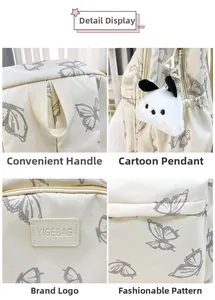 Detalle de la mochila con estampado de mariposas, parche de logo y colgante de peluche
