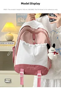 Rosa-weißer Rucksack im japanischen Stil mit Hasen-Anhänger an einem 165cm Model