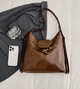 Detalle de bolso tote vintage de cuero PU marrón con hebilla elegante y correa ajustable