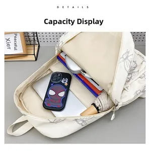 Detalle de la gran capacidad interior de la mochila blanca con estampado de mariposas