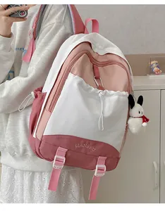 Detailansicht des rosa-weißen Nylon-Rucksacks mit Kordelzugfach und Kaninchen-Anhänger