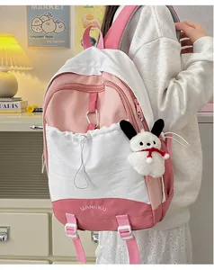 Rosa-weißer Schulrucksack mit süßem Plüsch-Hundeanhänger in gemütlicher Lernumgebung