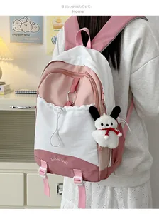 Detail eines rosa-weißen Schulrucksacks mit hoher Kapazität und süßem Plüschanhänger