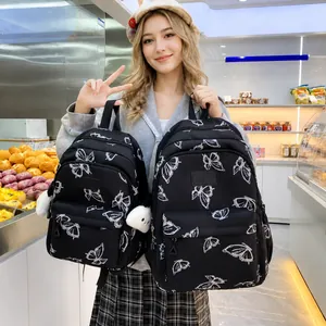Mochila negra con estampados de mariposas blancas en dos tamaños para mujer