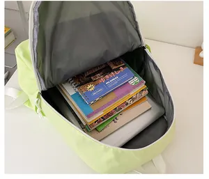 Vue intérieure du sac à dos vert clair avec rangement pour ordinateur et cahiers