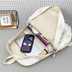 Mochila beige con estampado de mariposas, amplio espacio interior y compartimento para portátil