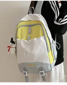 Details des bunten Freizeitrucksacks mit Kordelzugtasche und süßem Plüsch Schneemann Anhänger