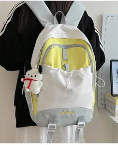 Detail eines mehrfarbigen Nylon-Rucksacks mit großer Kapazität, Kordelzug und Plüschanhänger