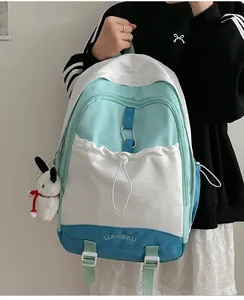 Details des Farbblock-Canvas-Rucksacks mit Liangku-Stickerei und Plüschhasen-Anhänger