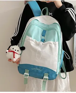 Detail eines minzgrünen japanischen Rucksacks mit Plüschhund-Anhänger und Stickerei