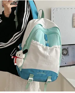 Dreifarbiger Patchwork-Schulrucksack mit Plüschhund-Anhänger und Kordelzugtasche