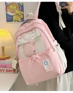 Detail eines rosa Segeltuchrucksacks mit süßem Plüsch-Anhänger und kleinem Rundtäschchen