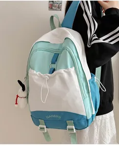 Detailansicht von blau-weißem Schulrucksack mit Seitentasche und Hasen-Plüschanhänger