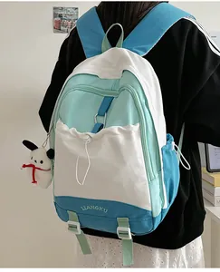 Detaillierte Rückansicht eines dreifarbigen Schulrucksacks mit großem Fach und Hundeanhänger
