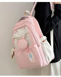 Detailansicht des pink-weißen Nylon-Rucksacks mit Kordelzugtasche und Sternanhänger