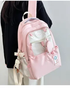 Seitenansicht von rosa-weißem Schulrucksack mit Plüsch-Toast-Anhänger und Zubehör