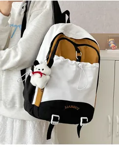 Detailansicht eines dreifarbigen japanischen Schulrucksacks mit süßem Plüsch-Hundeanhänger