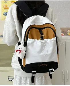 Detail eines mehrfarbigen Rucksacks mit LIANGKU Stickerei und Plüsch-Hundeanhänger