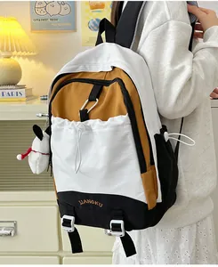 Details eines dreifarbigen japanischen Schulrucksacks mit Plüschwelpen-Anhänger und Schnallen