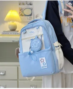 Nahaufnahme eines hellblauen wasserdichten Nylon-Rucksacks mit mehreren Reißverschlusstaschen