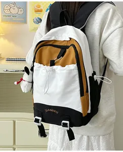 Detailansicht des dreifarbigen Nylon-Schulrucksacks mit süßem Plüsch-Hundeanhänger und Stickerei