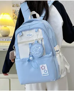 Hellblauer Nylon-Rucksack für Schüler mit kleiner Geldbörse und bequemen Schultergurten