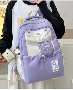 Detail von lavendelfarbenem Schulrucksack mit Sternanhänger und Plüschanhänger an der Seite