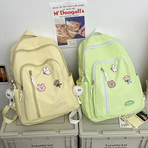 Sacs à dos de voyage minimalistes jaune et vert à grande capacité avec badges mignons
