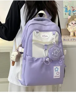 Detail von lavendelfarbenem Schulrucksack mit Mini-Tasche und süßem Plüsch-Anhänger