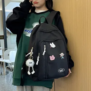 Sac à dos de voyage noir minimaliste avec badges mignons et pompon en peluche