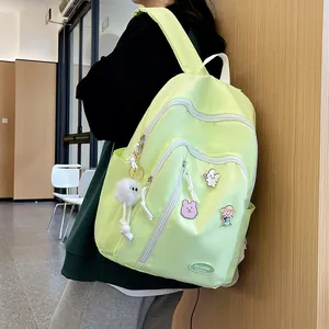 Grand sac à dos de voyage en nylon vert fluo avec porte-clés peluche et badges mignons