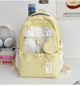 Nahaufnahme eines hellgelben Nylon-Schulrucksacks mit einem sternförmigen Münzfach-Anhänger