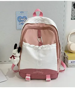Detail von rosa-weißem japanischem Schulrucksack mit Kordelzugtasche und Plüsch-Anhänger