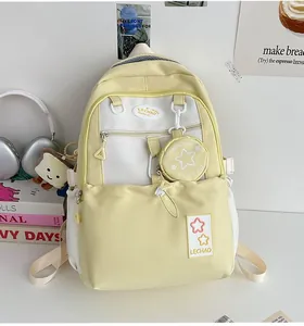 Detail eines hellgelben Segeltuch Rucksacks mit runder Geldbörse und vielen Taschen