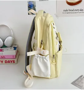 Detail des Schulrucksacks mit mehrlagigen Reißverschlüssen und atmungsaktiven Netzgurten