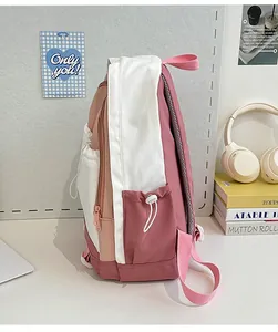 Detailansicht vom rosa-weißen Schulrucksack mit Seitentasche und Mesh-Rückseite