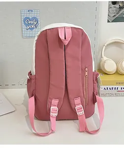 Rückansicht des rosa-weißen Schulrucksacks mit verstellbaren Trägern und Diebstahlsicherung