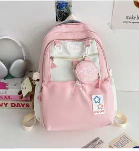 Detailansicht eines rosa Schulrucksacks mit süßem Plüsch-Anhänger und runder Geldbörse