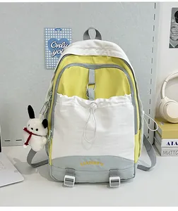 Detail eines dreifarbigen Schulrucksacks mit LIANGKU Stickerei und Plüschhasen-Anhänger