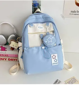 Detail eines blau-weißen Schulrucksacks mit Stern-Geldbörse und Toast-Anhänger