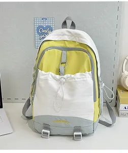 Detail des farbenfrohen Schulrucksacks mit Kordelzugtasche und LIANGKU-Stickerei