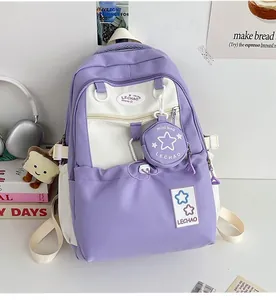 Detailansicht des lila-weißen Schulrucksacks mit Sternanhänger und Seitenschnalle