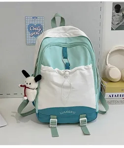 Detailansicht grüner Schulrucksack mit Kordelzugtasche und plüschigem Hundeanhänger